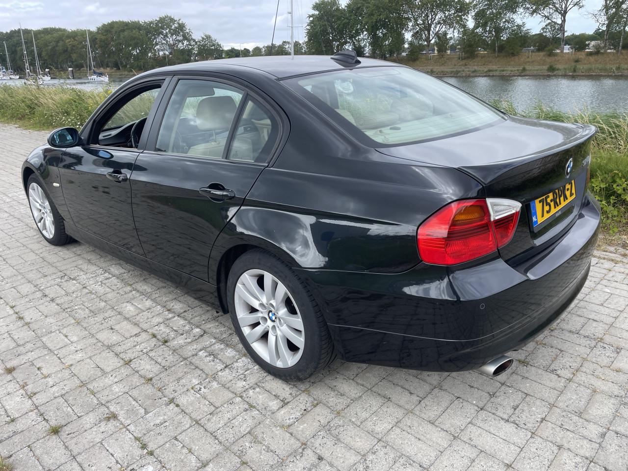 BMW 320i high executive 129000 km