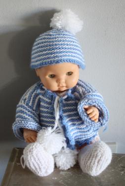 Pop met zelf gemaakte kleding aan.