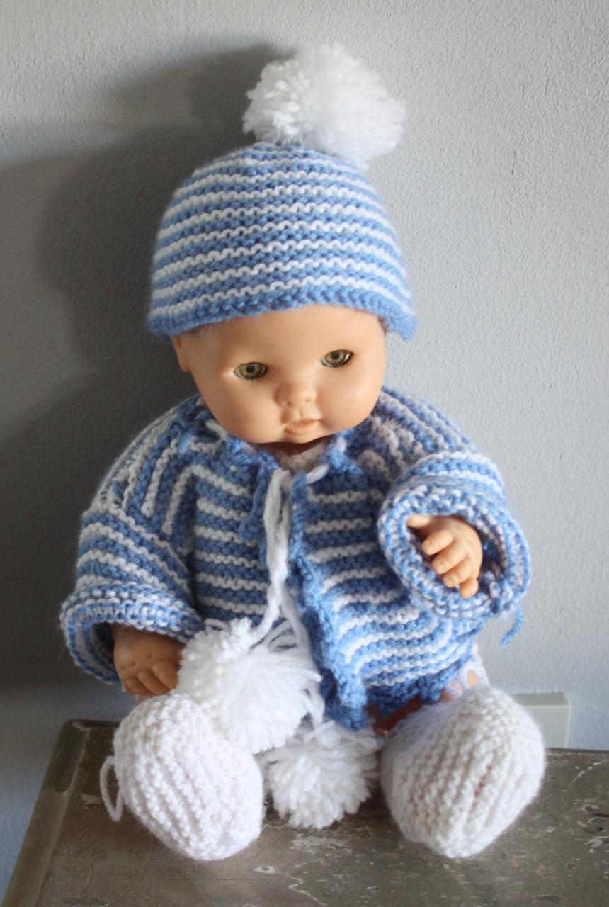 Pop met zelf gemaakte kleding aan.