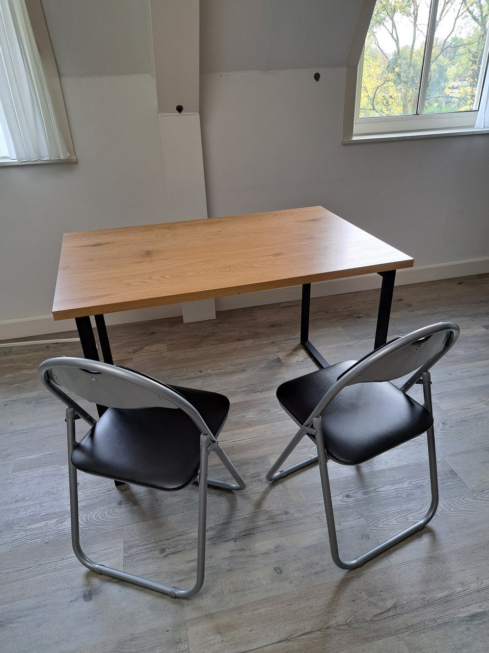 TV-meubel, boekenkastje, kast en tafel met 2 opklapbare stoeltjes
