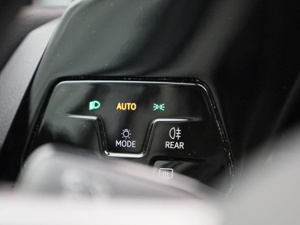 Volkswagen Golf 1.0 etsi life | automaat | stoel - stuur verwarming | navig