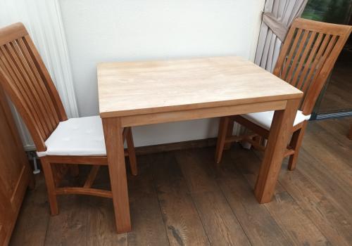 Tafel en twee stoelen
