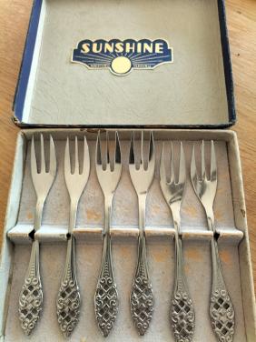 Mooie gebaksvorkjes in doos