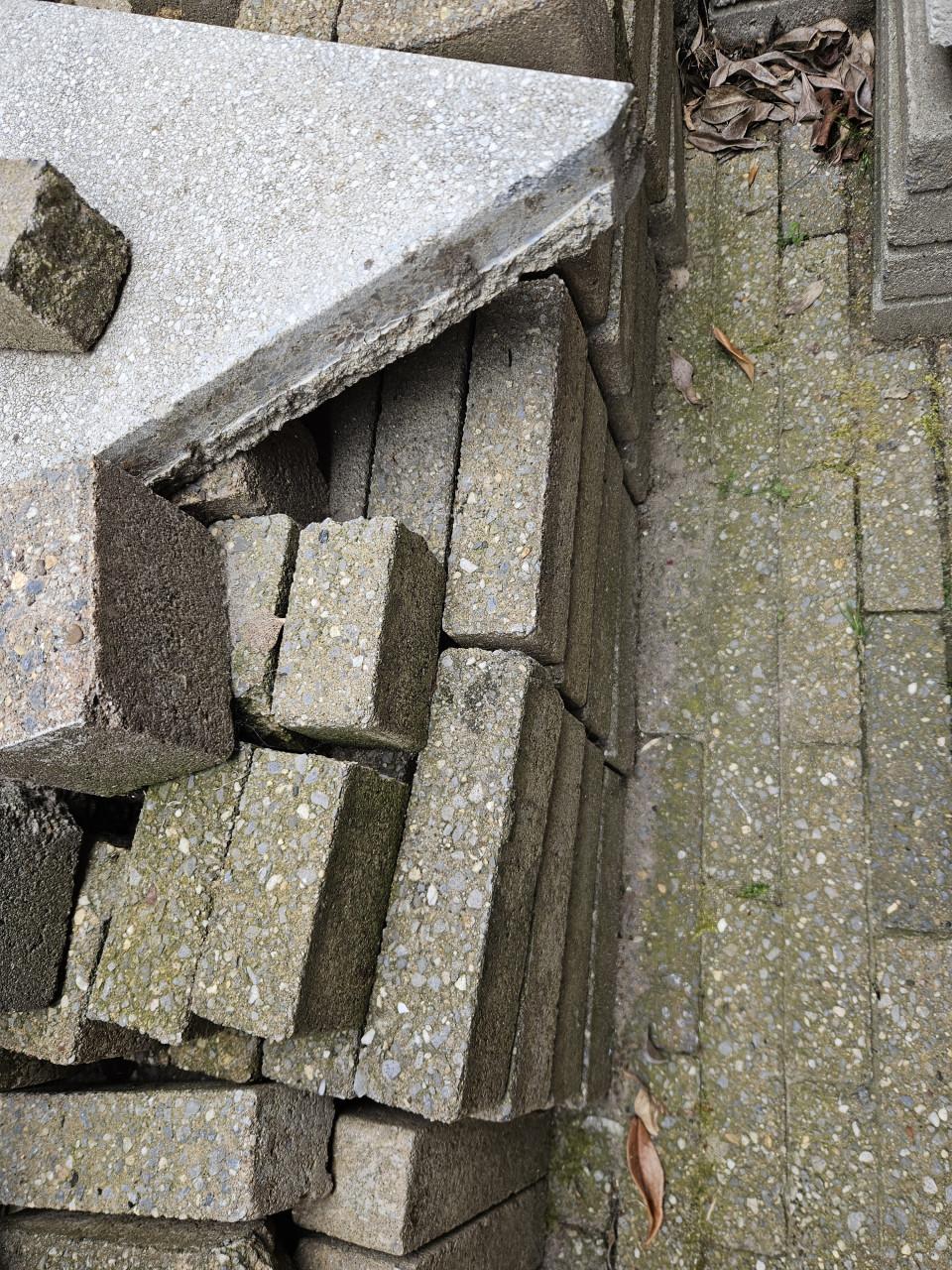 Gratis af te halen: Klinkers groot en klein