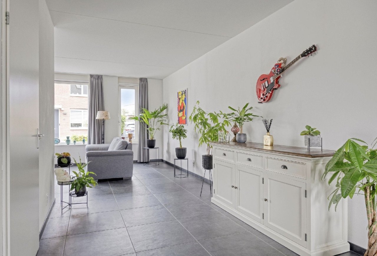 Instapklare twee onder een kap woning met garage in de Goese wijk Mannee