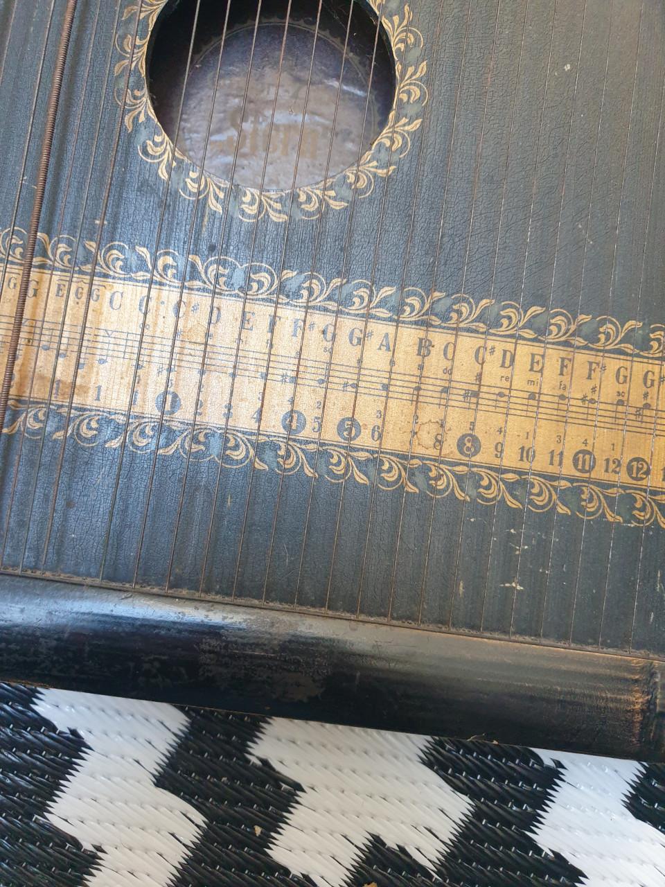 Antieke tafelgitaar.