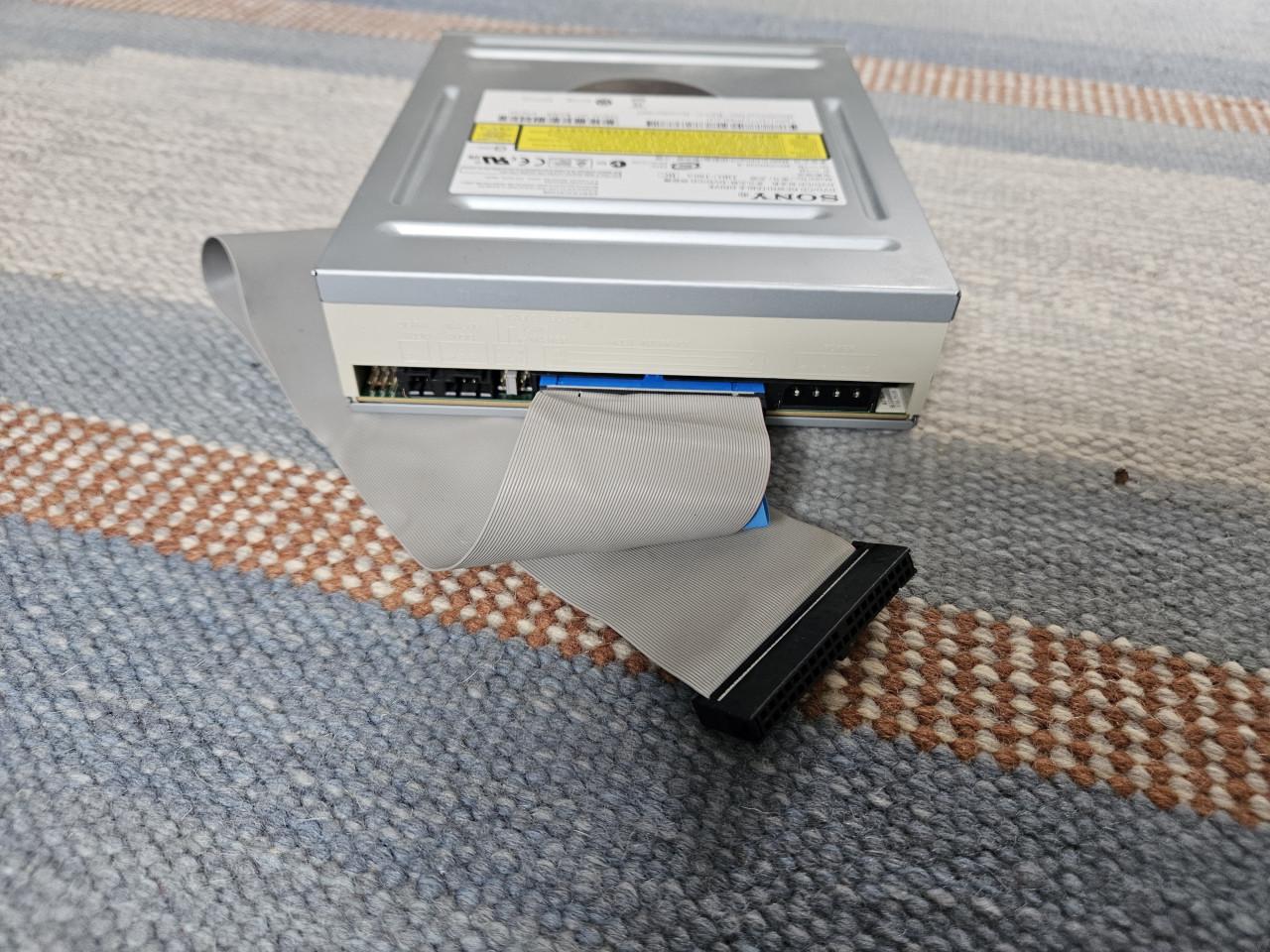 Sony cd/dvd speler met aansluitkabel.