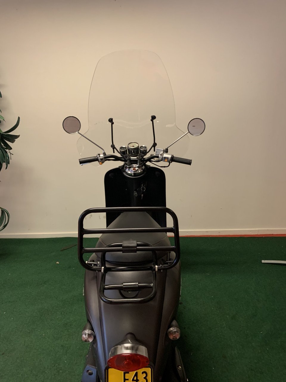 RETRO SCOOTER MET WINDSCHERM 45KM NU 595,= RIJKLAAR