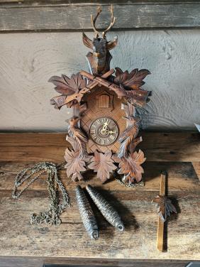 Antieke Koekoeksklok met Hertenkop en Jachttafereel