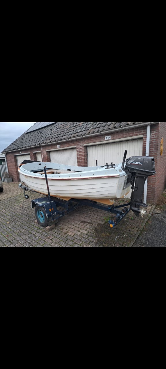 Sloep met trailer en motor