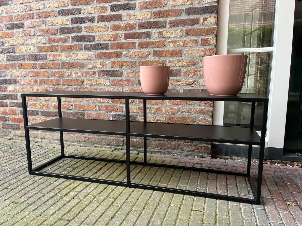 Sidetable - lage kast - met potten