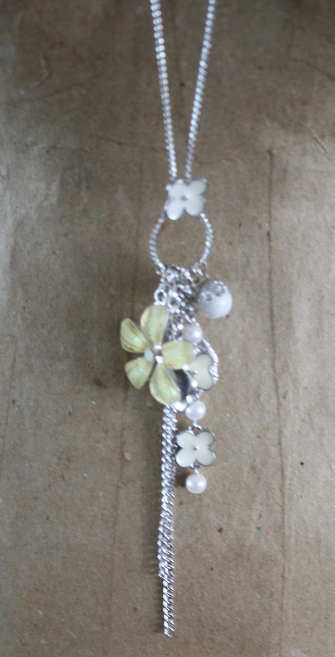 Zilverkleurige ketting met bloemen hanger