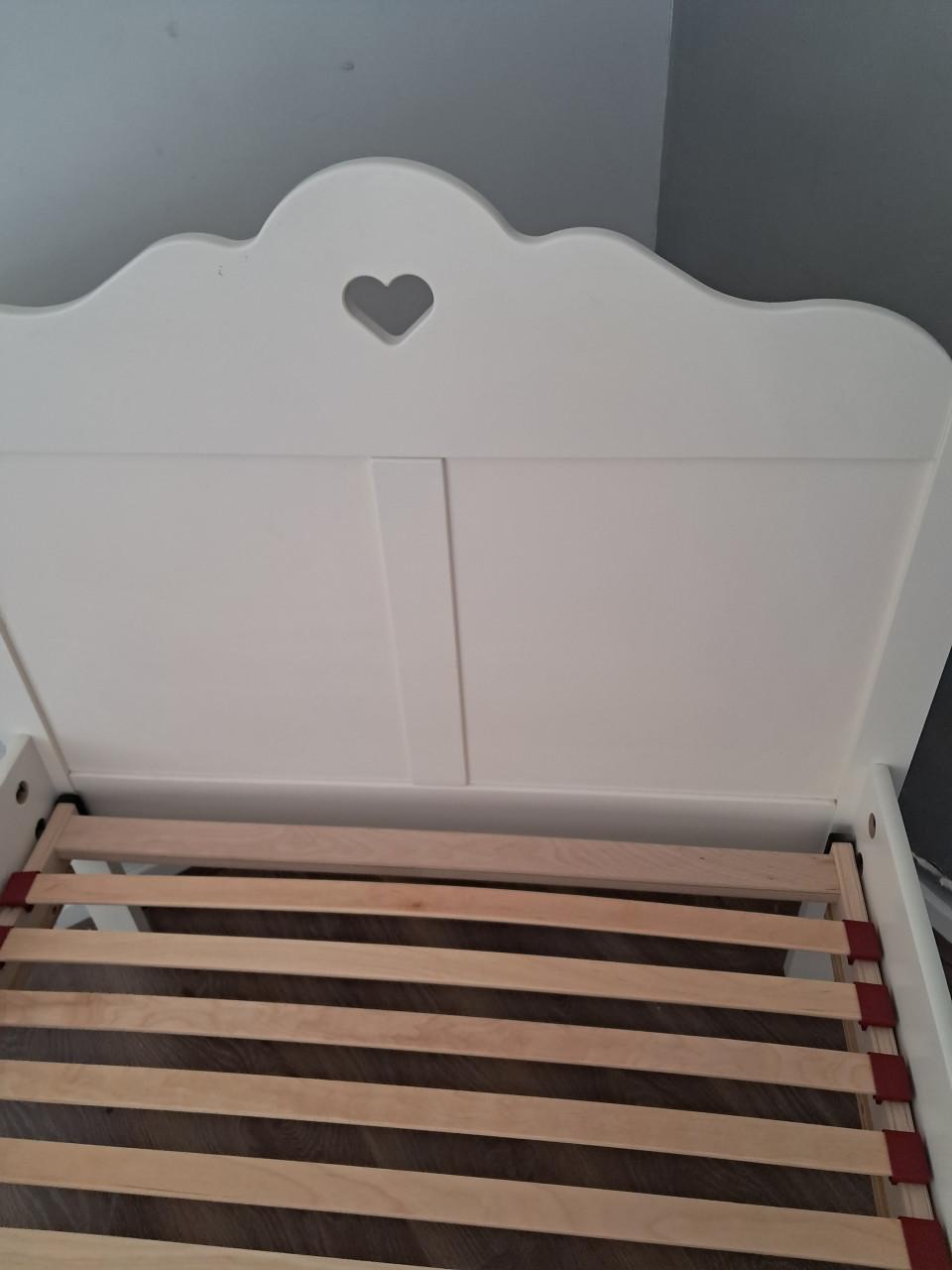 1 persoons meisjes bed inclusief lattenbodem en nachtkastje