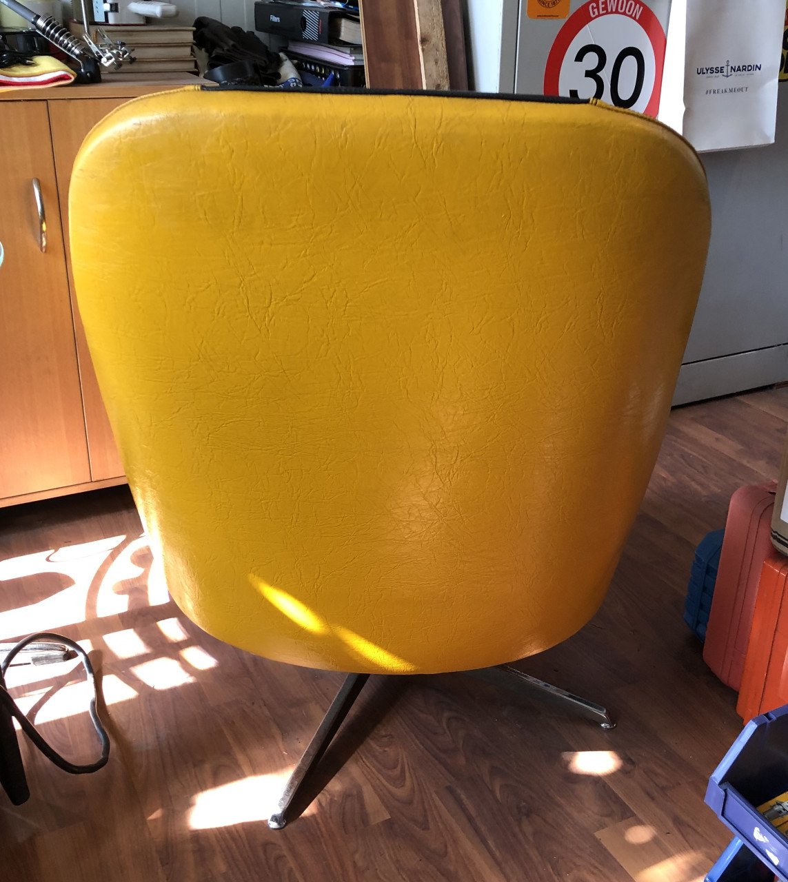 2 vintage draaifauteuil op metalen voet.