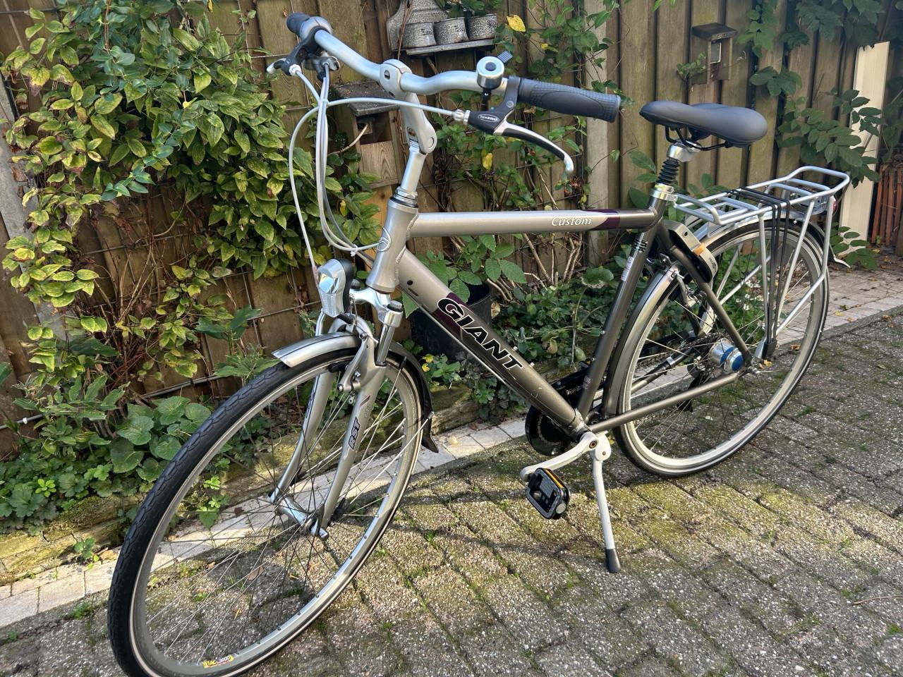 Herenfiets Giant Custom Dual Drive versnellingen. Veel nieuwe onderdelen.