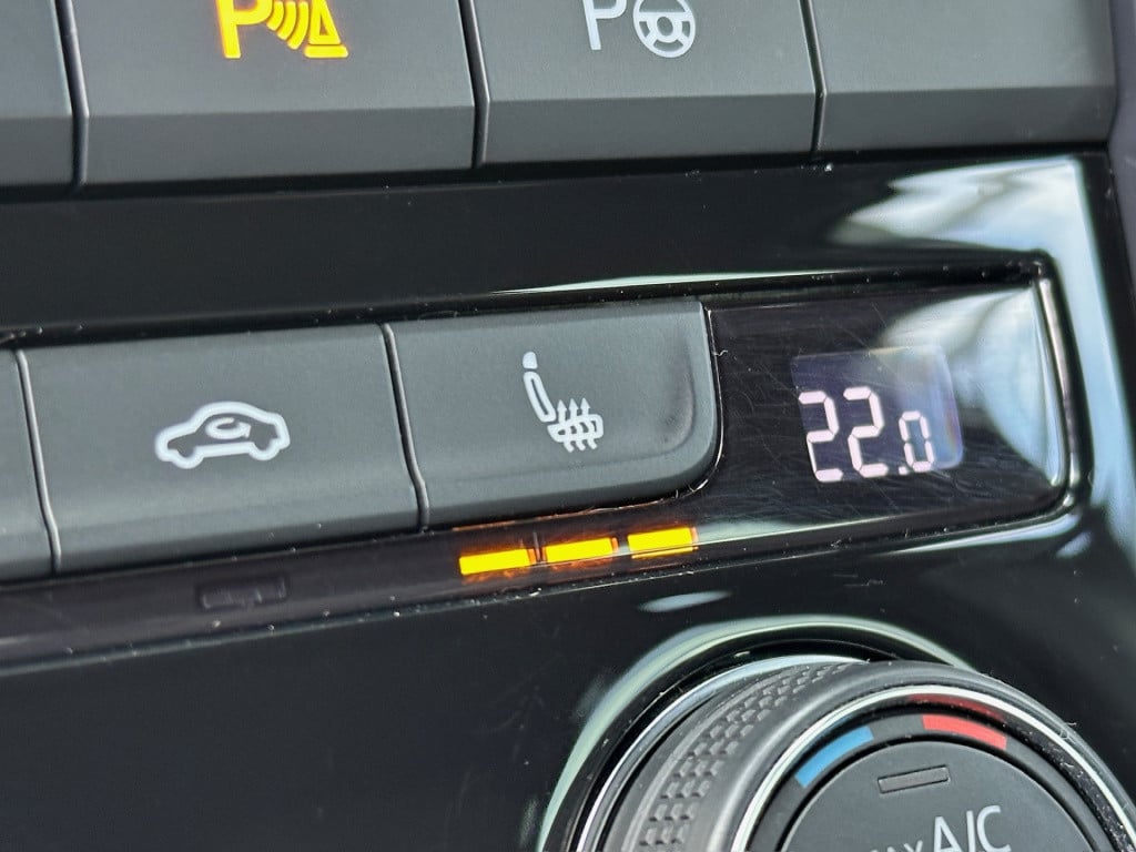 Volkswagen T-roc 1.5 tsi 150pk sport | led | dode hoek | trekhaak | carplay