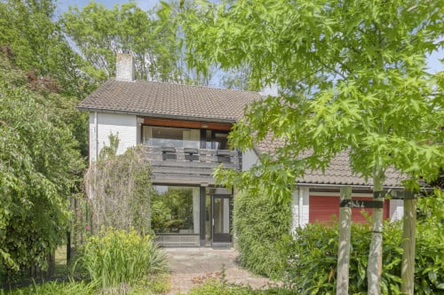 Mooi groenomzoomd vrijstaand huis met 4 slaapkamers en zeer grote badkamer