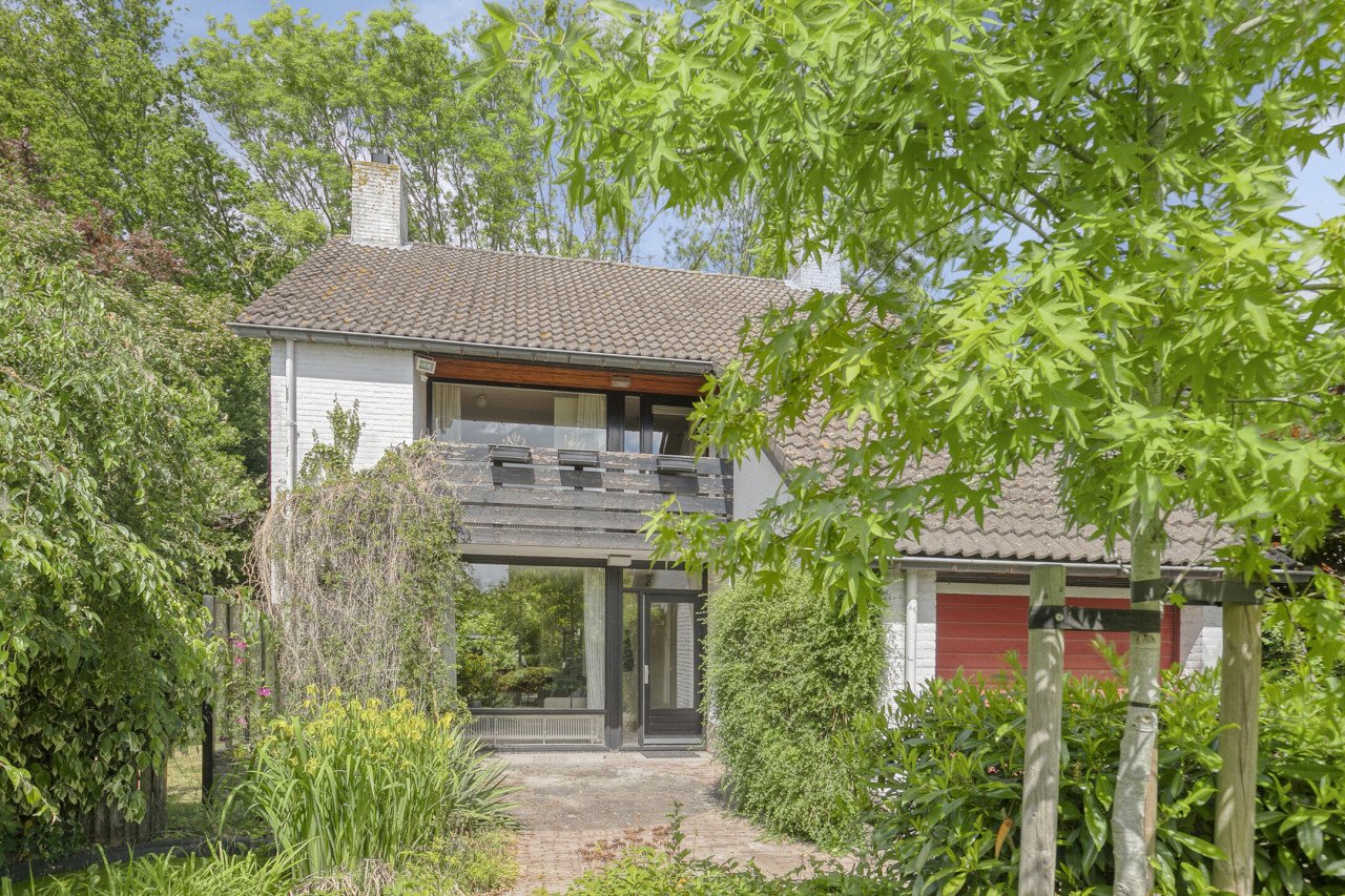Mooi groenomzoomd vrijstaand huis met 4 slaapkamers en zeer grote badkamer
