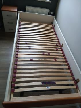 GRATIS OPHALEN Bed met nachtkastje