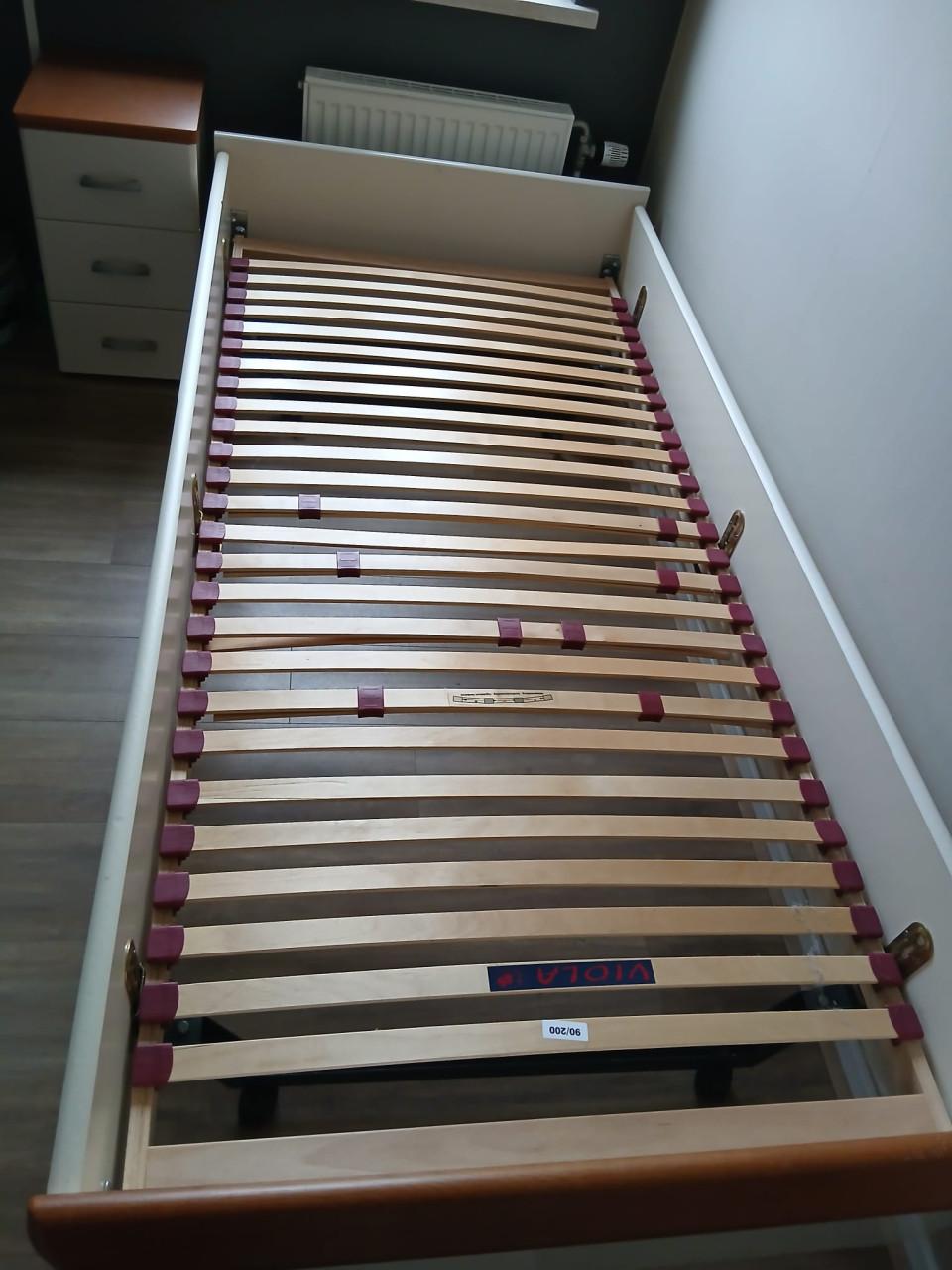 GRATIS OPHALEN Bed met nachtkastje