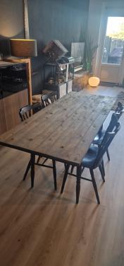 Eettafel met stoelen