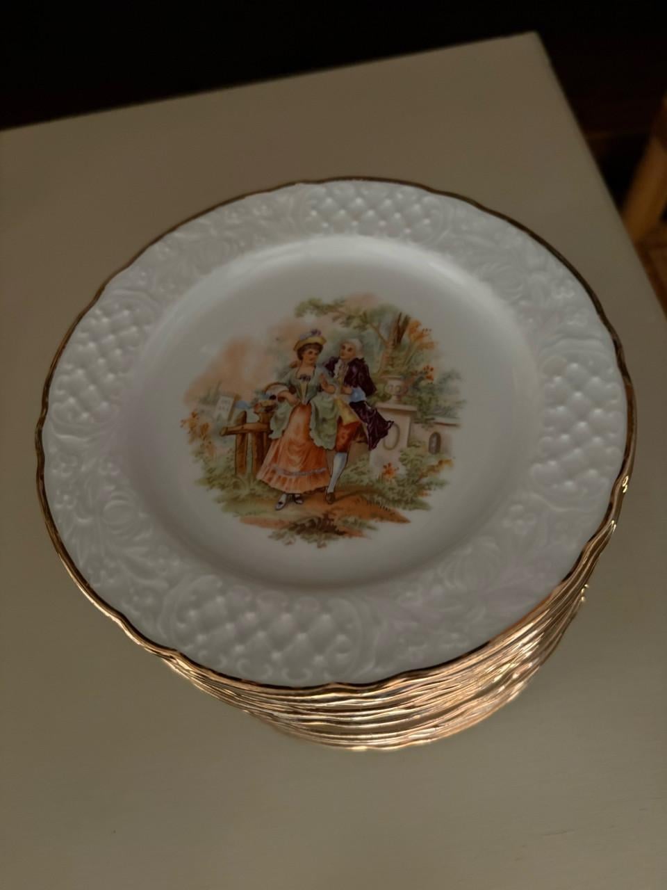 Mooie klassieke taartbordjes met taartschaal