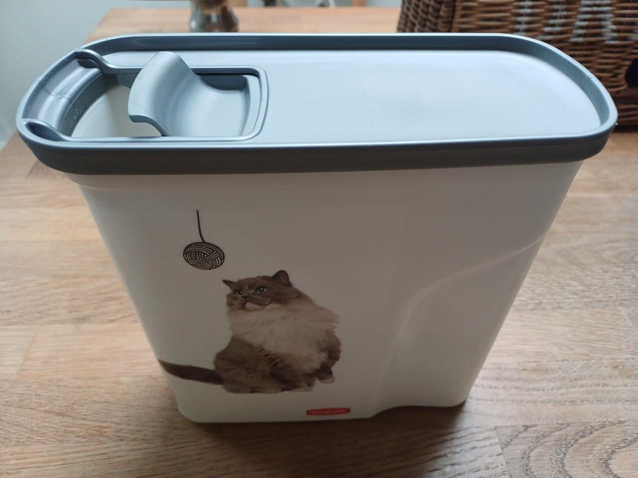 Praktische Curver voerton voor kattenbrokjes (2 liter)