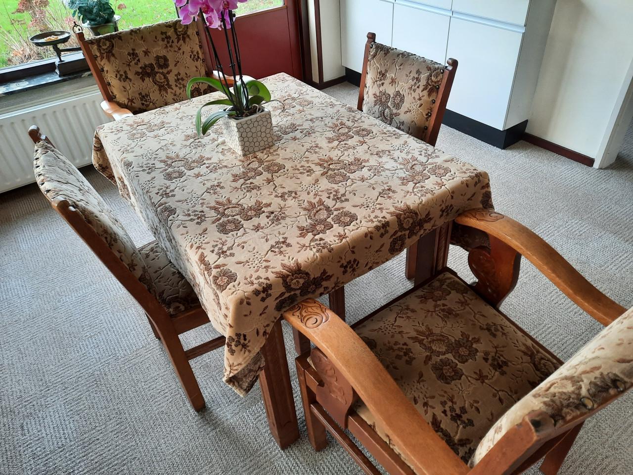 Eettafel met stoelen