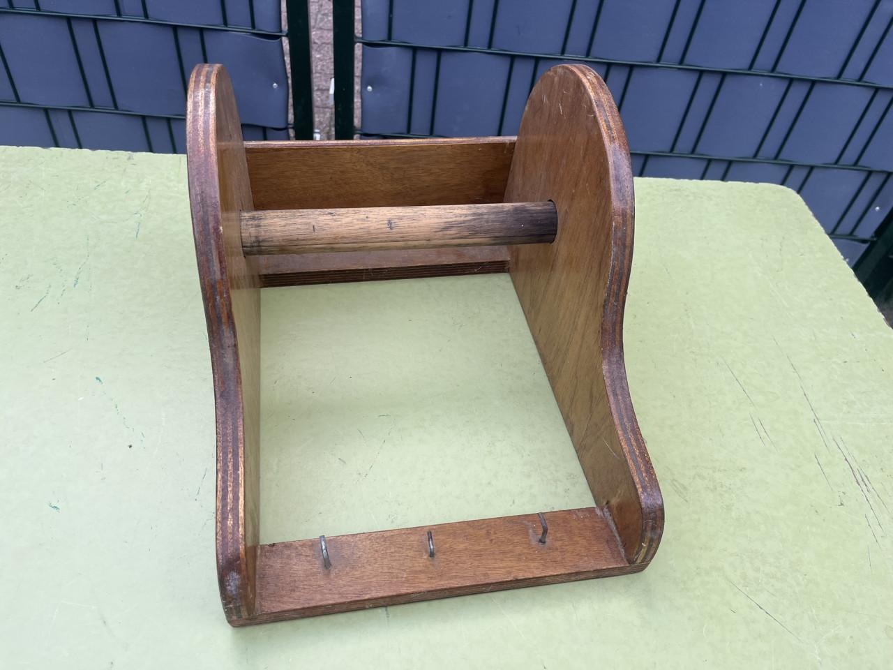 Rolhouder van hout met haakjes