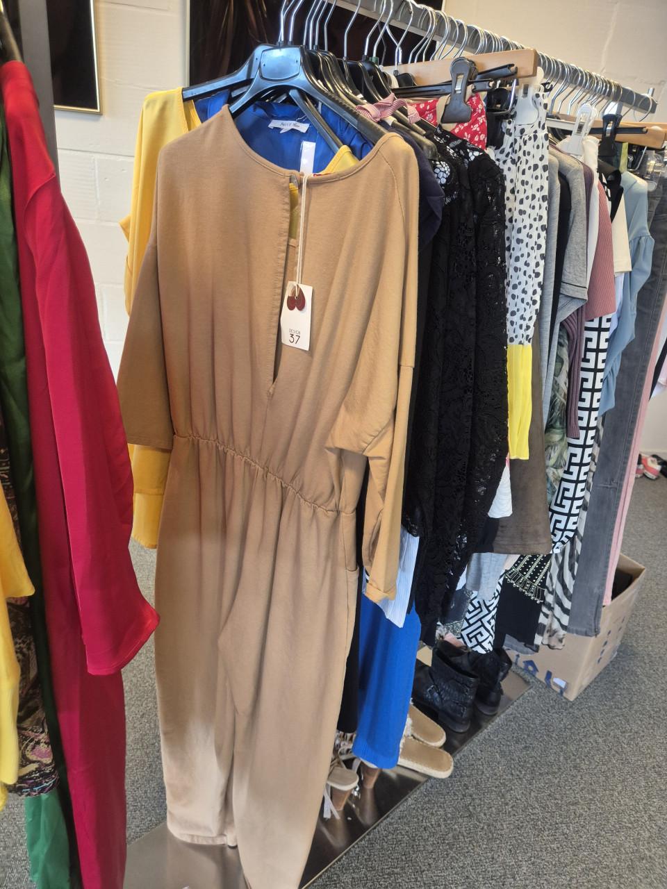 Partij nieuwe dameskleding