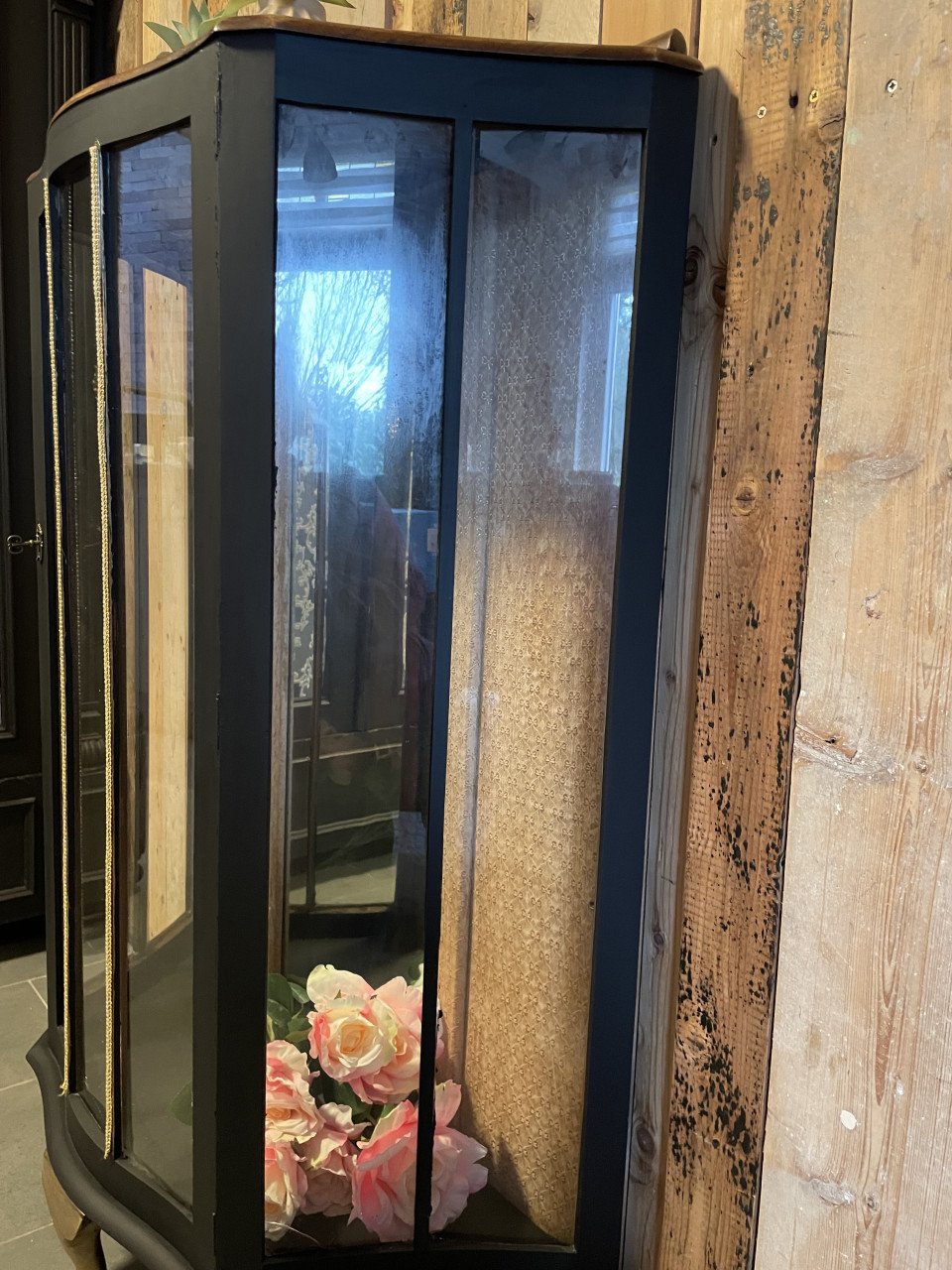Te koop: Stijlvolle vintage vitrinekast – een echte eyecatcher!