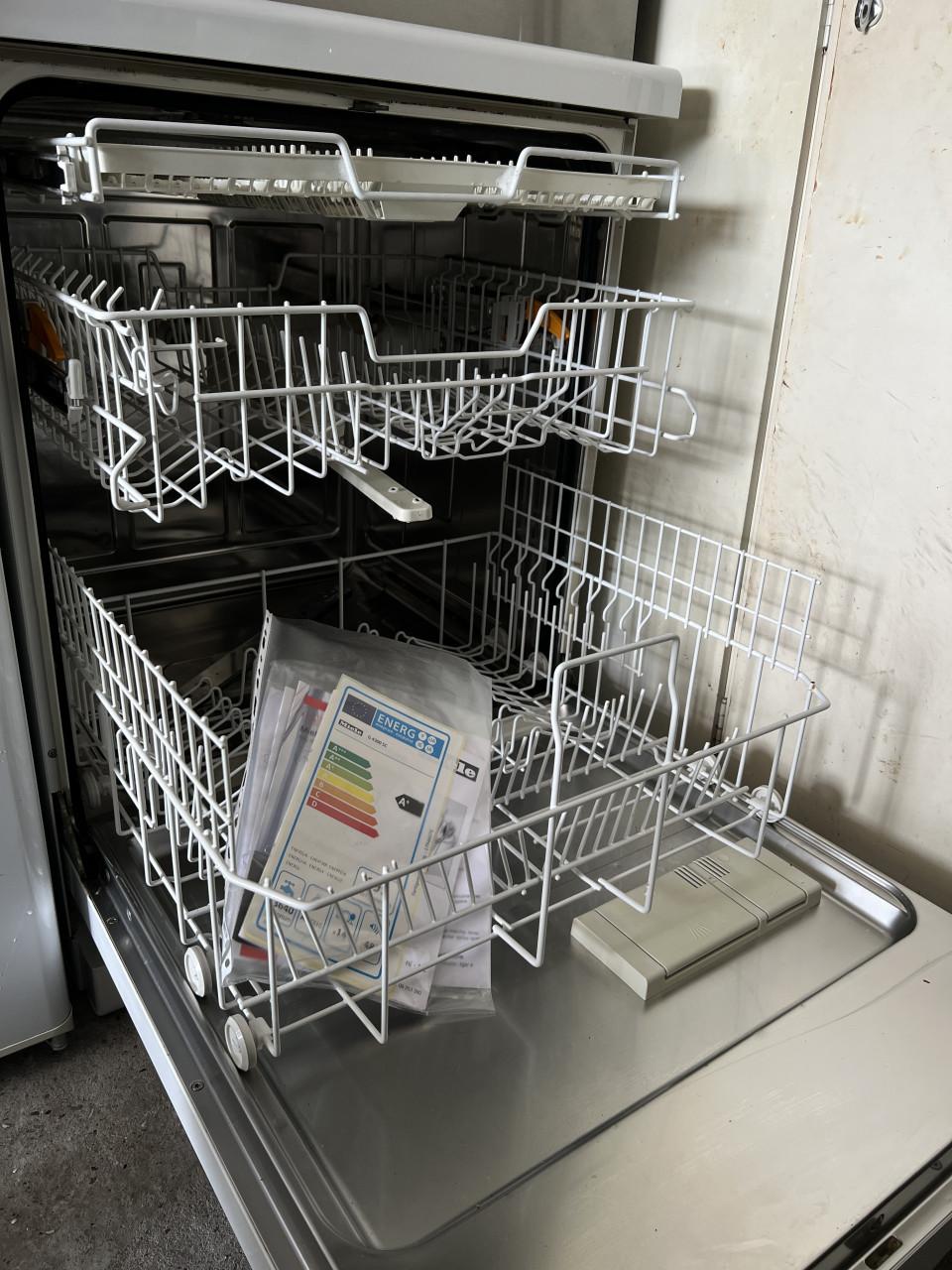 Miele vrijstaand Vaatwasser met besteklade en boekjes.
