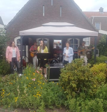 We zijn nog op zoek naar try out voor onze band jaren 70 muziek