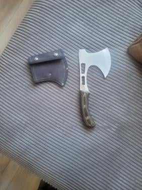 Tactische handbijl of bushcraft hatchet.