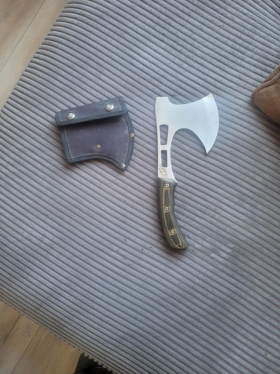 Tactische handbijl of bushcraft hatchet.
