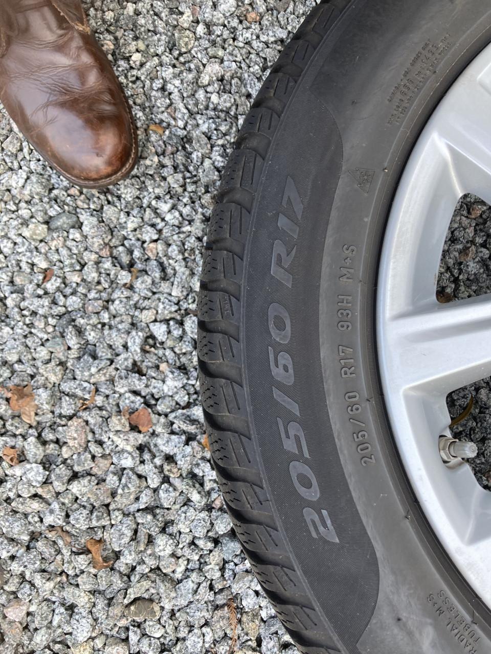 4 Winterbanden met velgen 205/60/R17 BMW X1