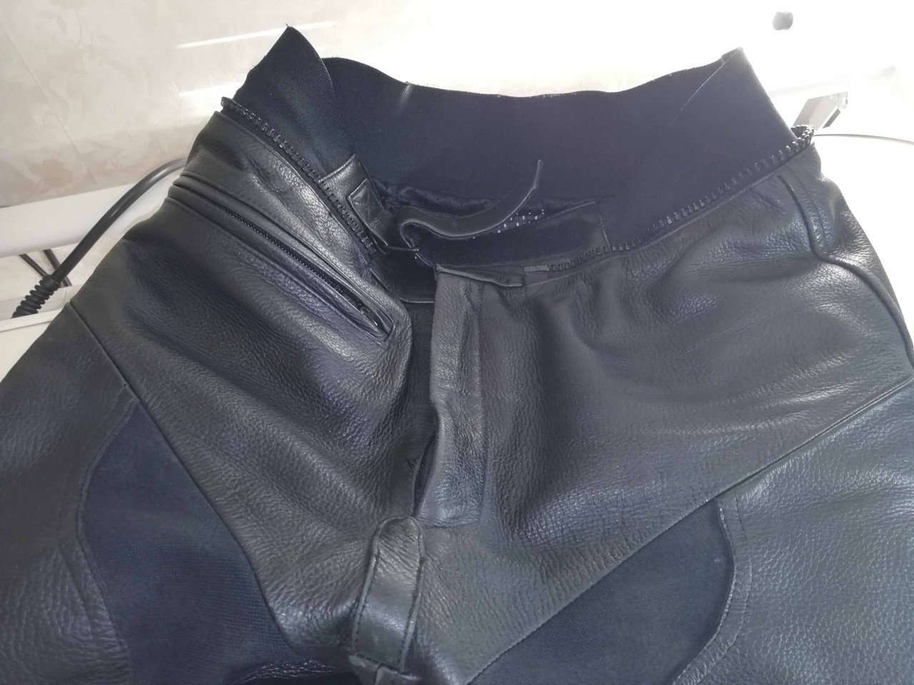 Zwart Leren motorjas en broek, merk SPOOL
