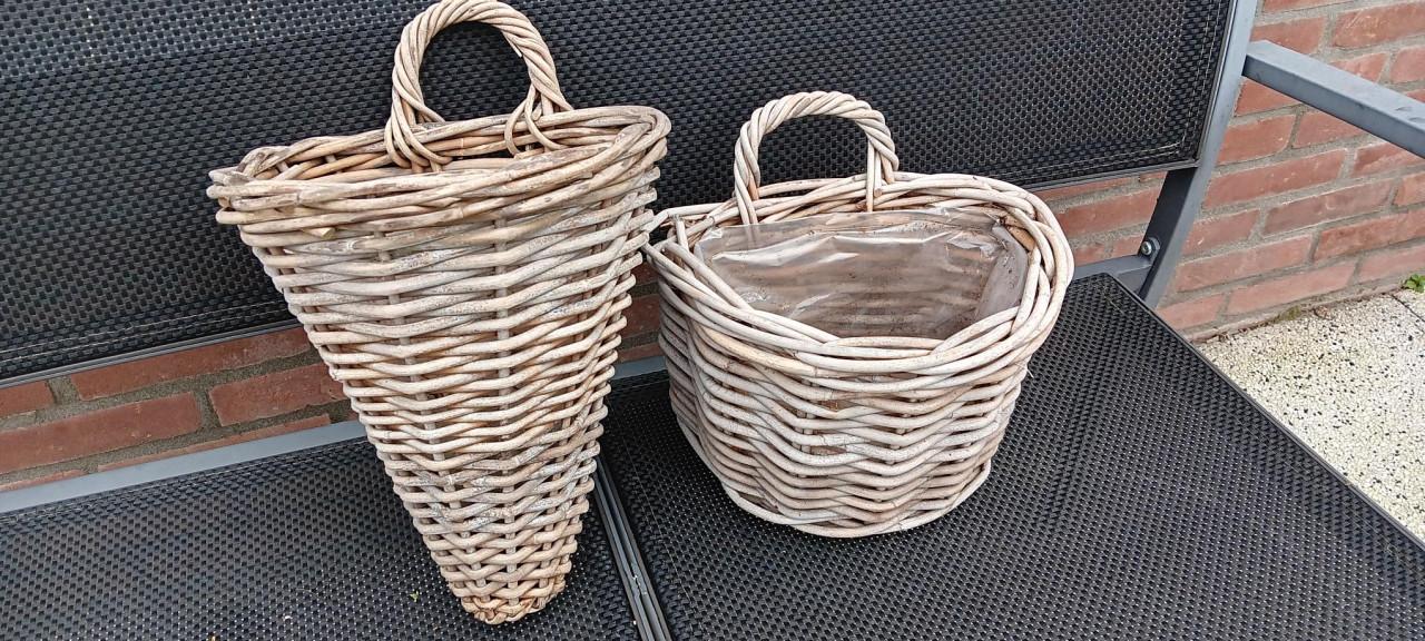 2 LEUKE RIETEN MANDJES VOOR AAN DE SCHUTTING