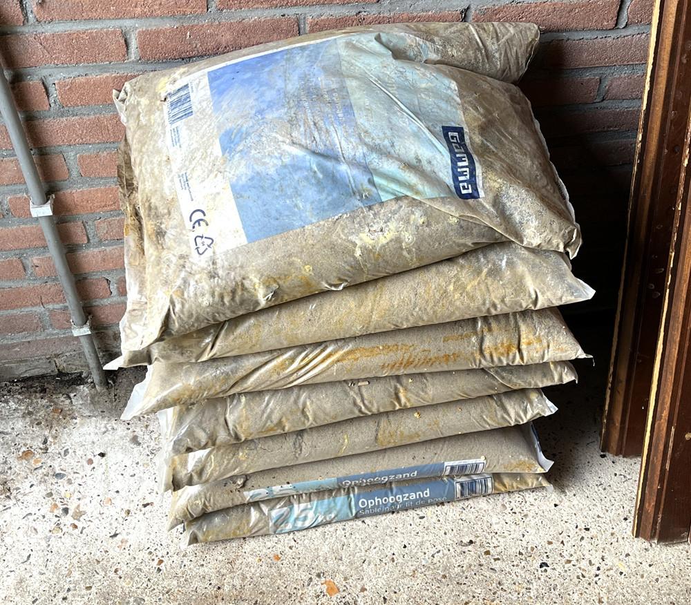 Gratis op te halen: 7 zakken (25 kg) ophoogzand