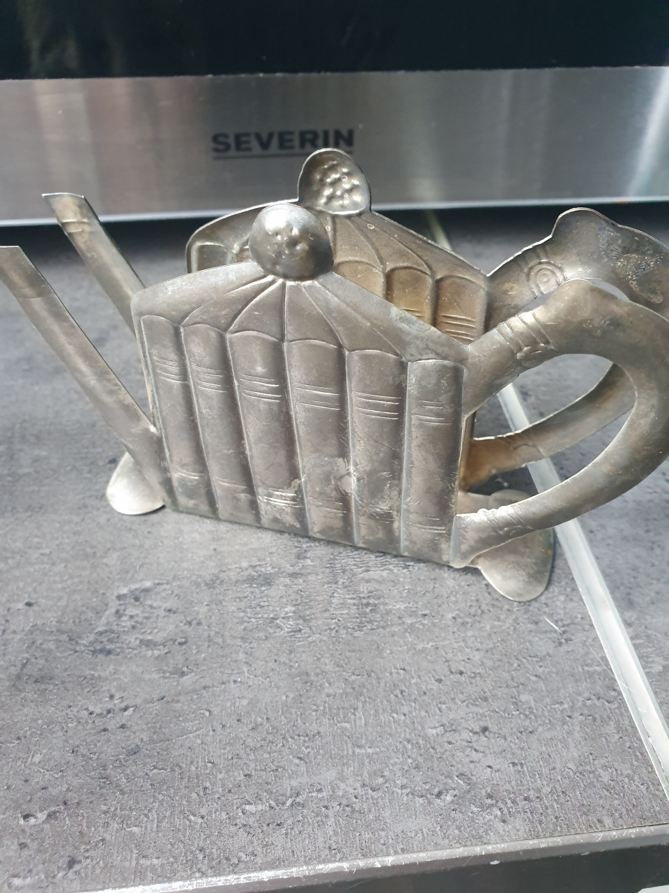 Vintage verzilverde servethouder in de vorm van een theepot....