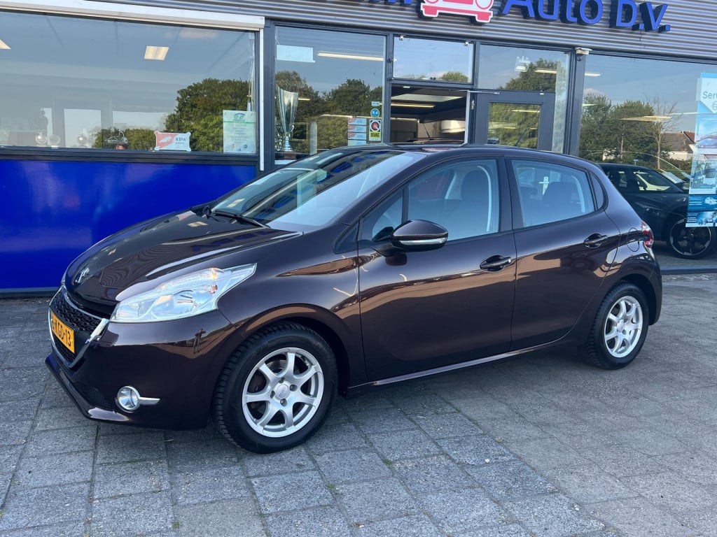 Peugeot 208 1.2 vti envy, navi, trekhaak enz...