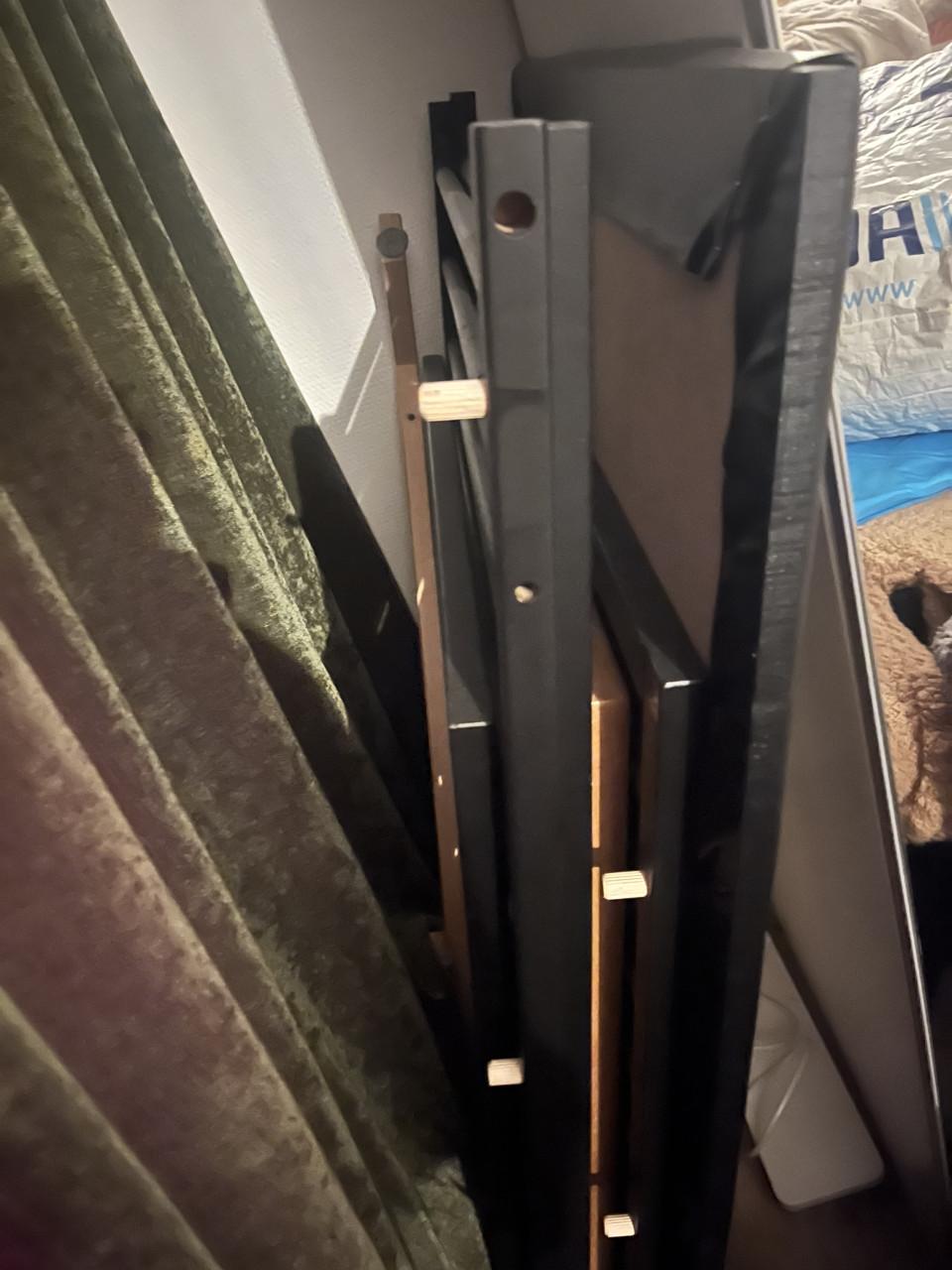 Box zwart met bruine pootjes