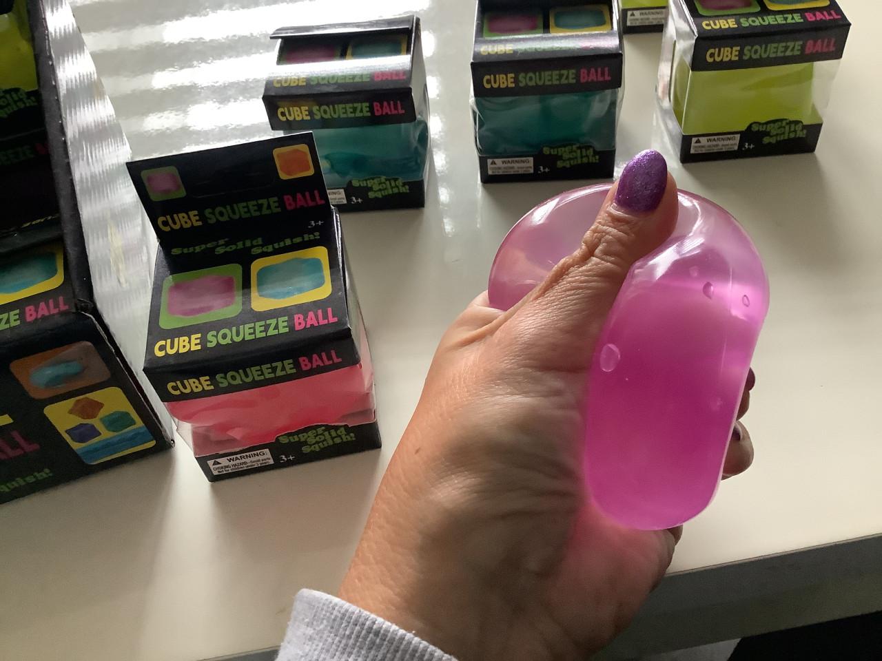 De nieuwste rage van dit moment, de cube squeeze ball.