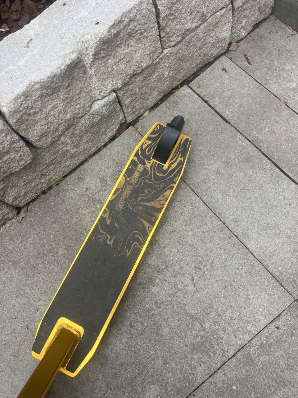 Black dragon goudkleurige stuntstep