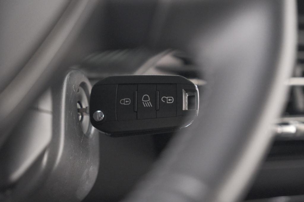 Peugeot 2008 puretech 100 allure | apple carplay | parkeersensoren | climat