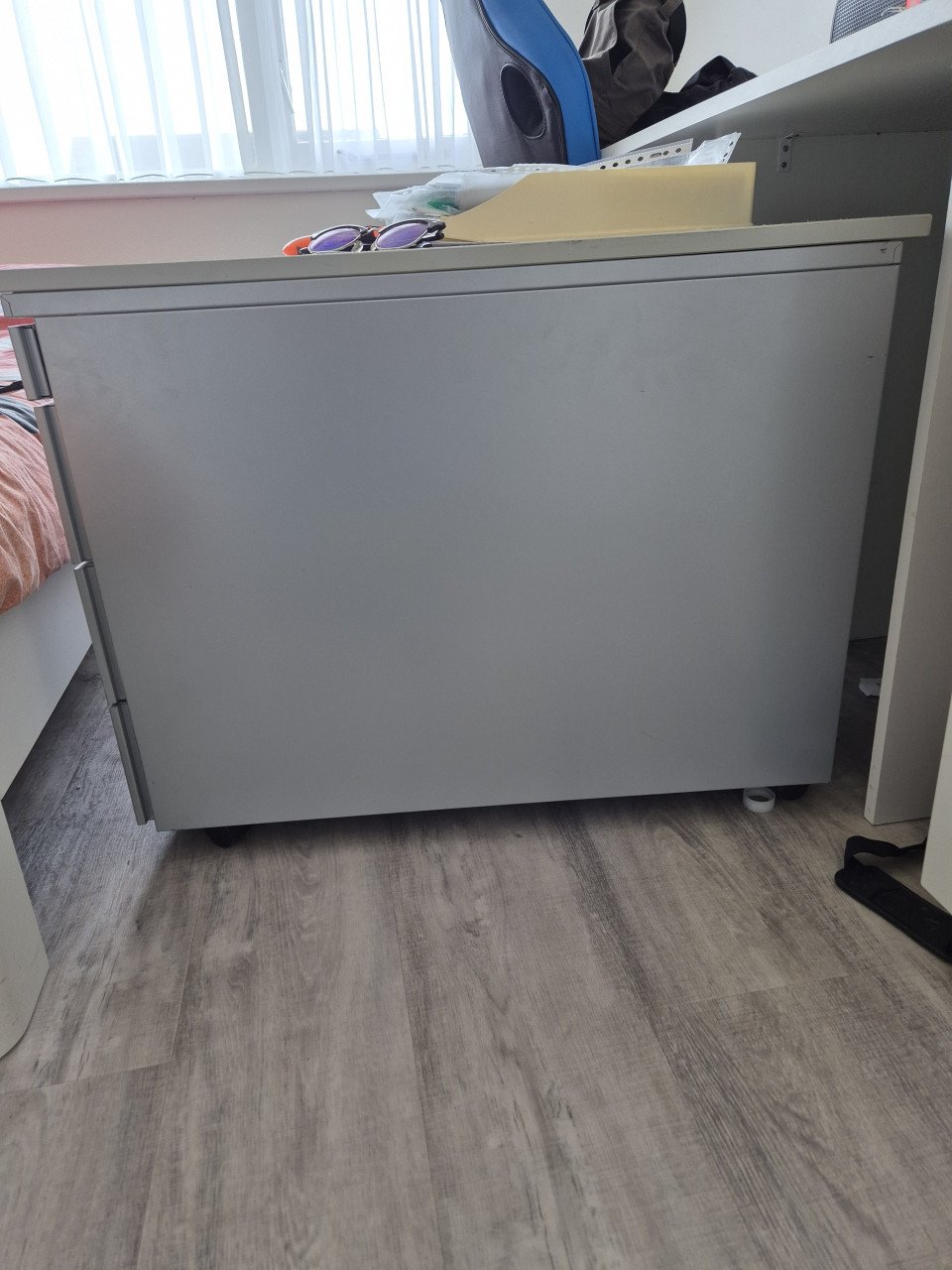 Metalen ladenkast op wieltjes