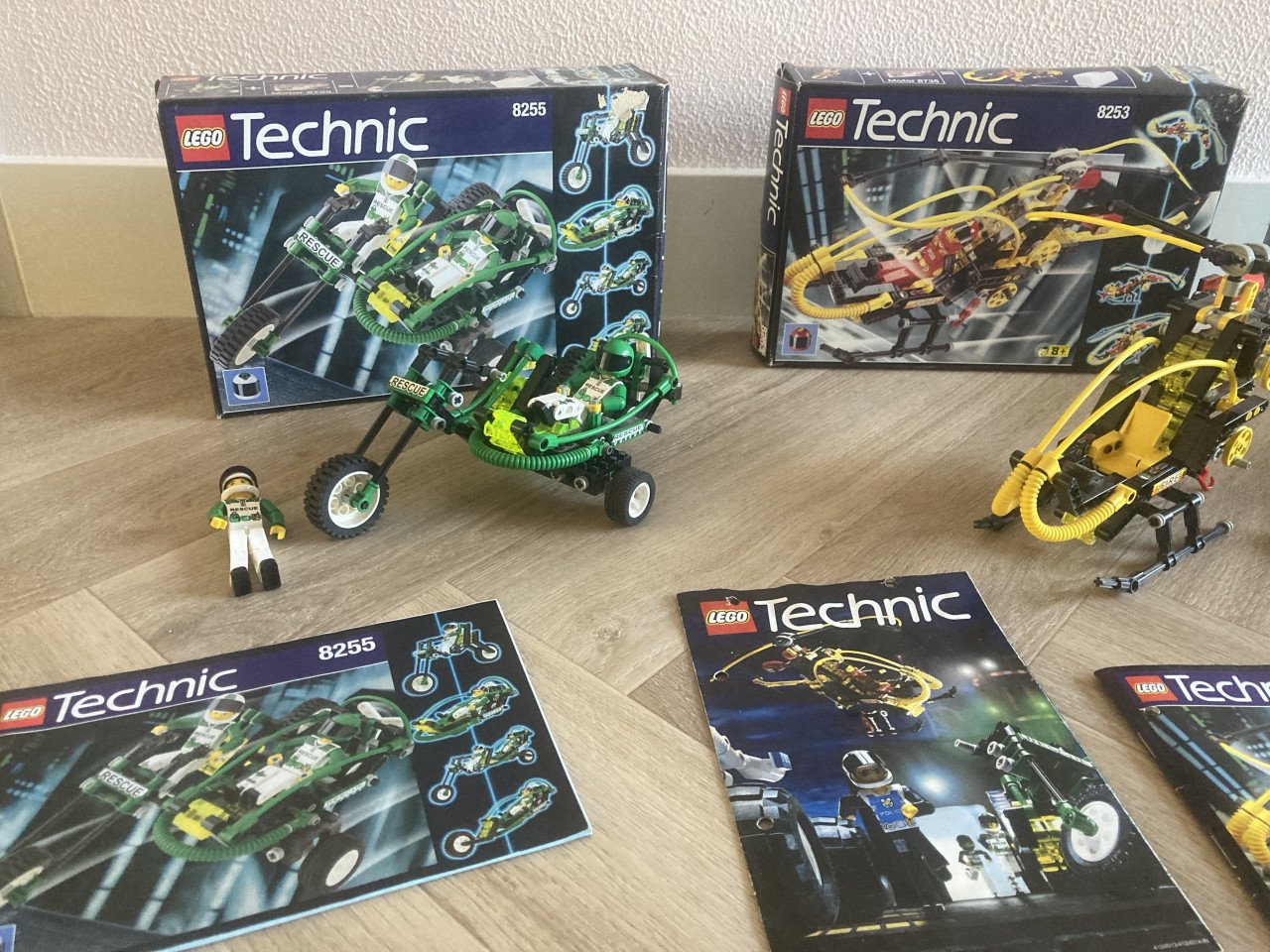3 Lego technic sets met doos en met boekjes