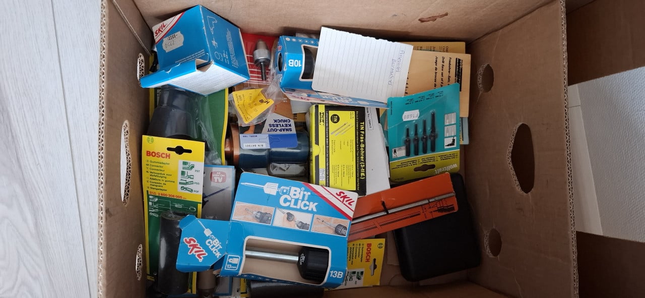 2 dozen met diverse gereedschappen