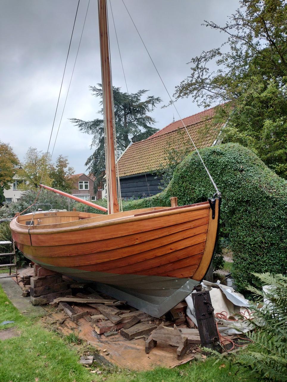 Zweedse zeilsloep 'Mojen ' overnaads met Volvo motor