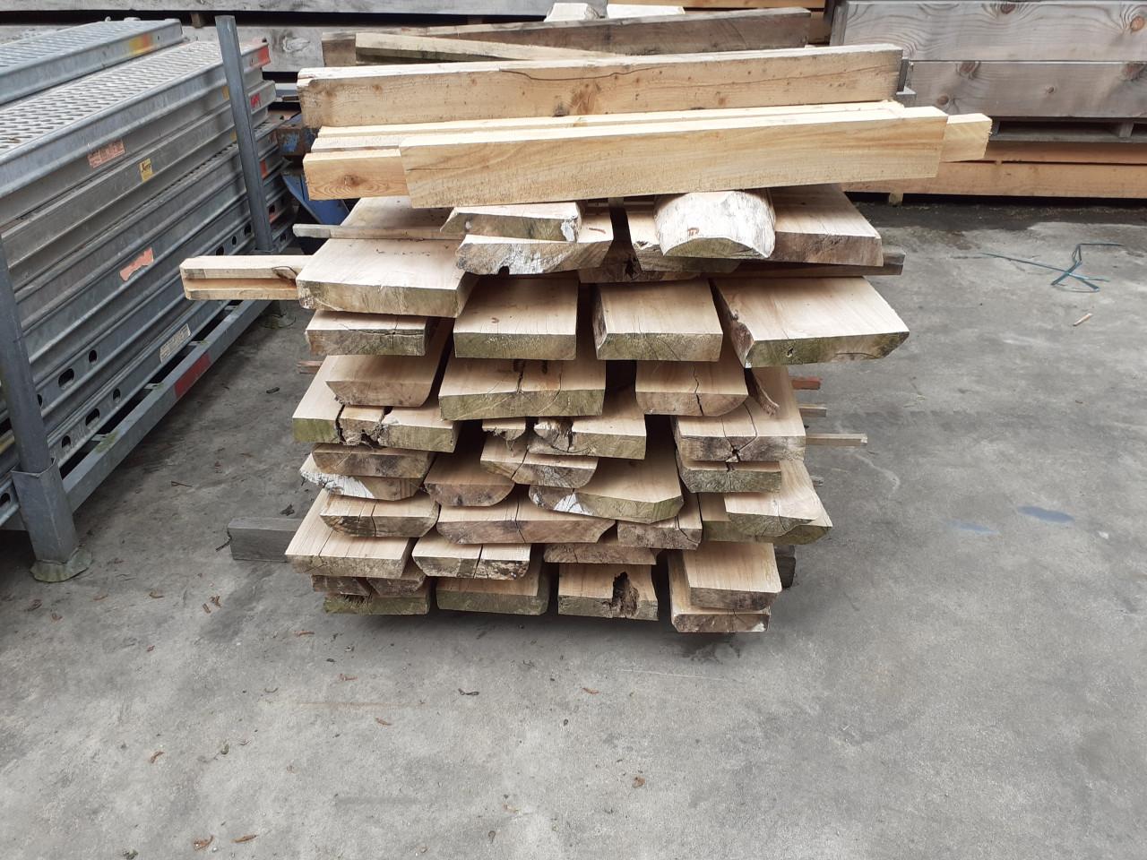 Mooie 5 cm dikke teak boomstam planken 230 x 20-26 voor 25 euro
